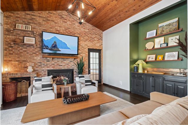 18300 8th Avenue N, Plymouth, MN 55447