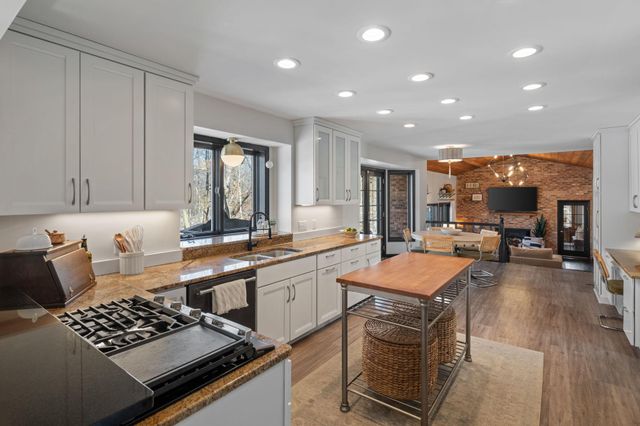 18300 8th Avenue N, Plymouth, MN 55447