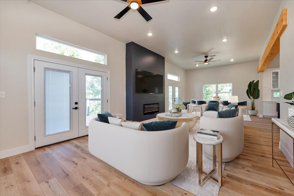 153 Bending Oaks Lane, Livingston, TX 77351