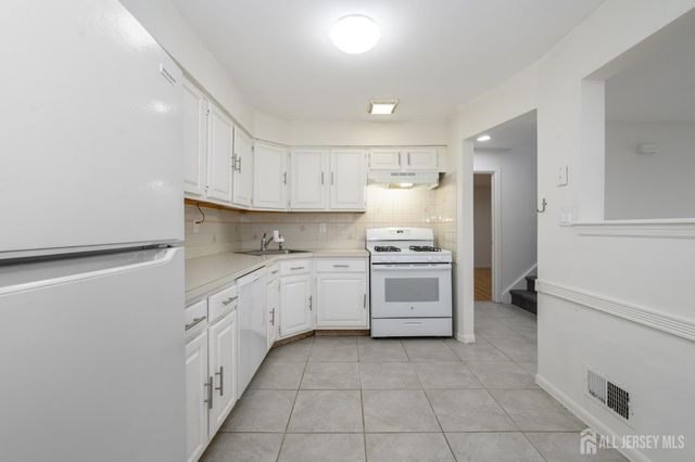 303 Michaels Court, Woodbridge Proper, NJ 07095