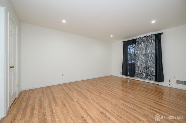 303 Michaels Court, Woodbridge Proper, NJ 07095