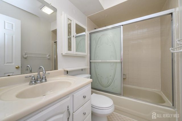 303 Michaels Court, Woodbridge Proper, NJ 07095