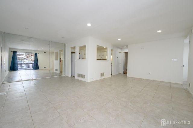 303 Michaels Court, Woodbridge Proper, NJ 07095