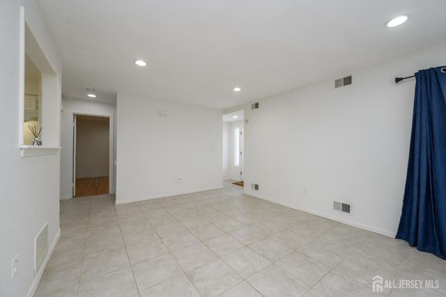 303 Michaels Court, Woodbridge Proper, NJ 07095