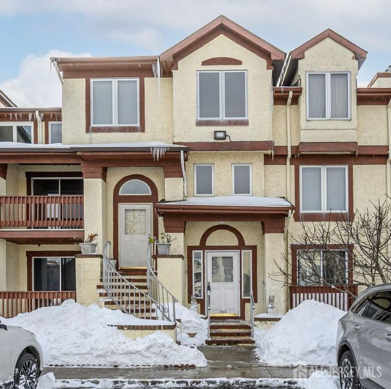 303 Michaels Court, Woodbridge Proper, NJ 07095