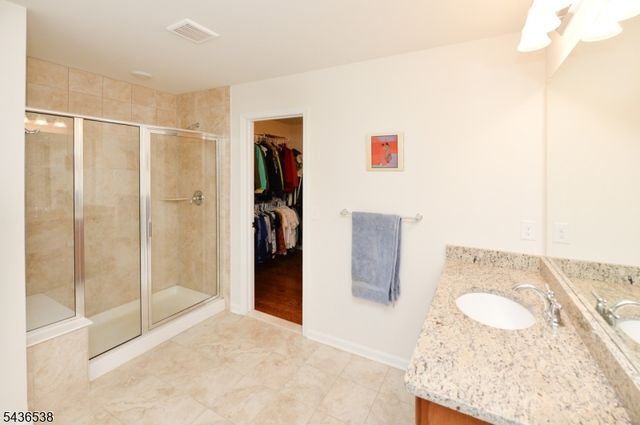 27 Winfield Dr, Woodcliff Lake Boro, NJ 07677