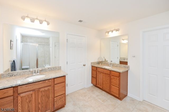 27 Winfield Dr, Woodcliff Lake Boro, NJ 07677