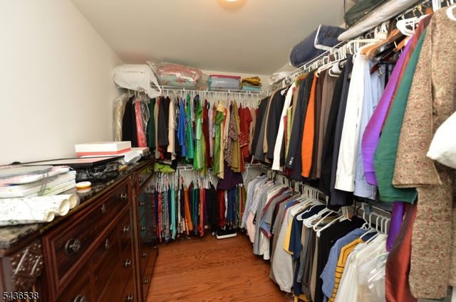 27 Winfield Dr, Woodcliff Lake Boro, NJ 07677