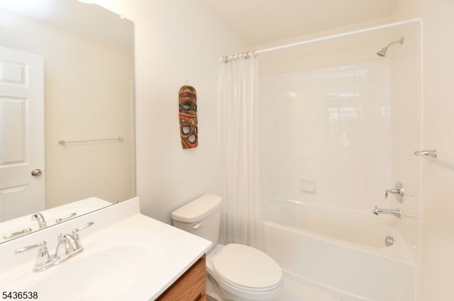 27 Winfield Dr, Woodcliff Lake Boro, NJ 07677
