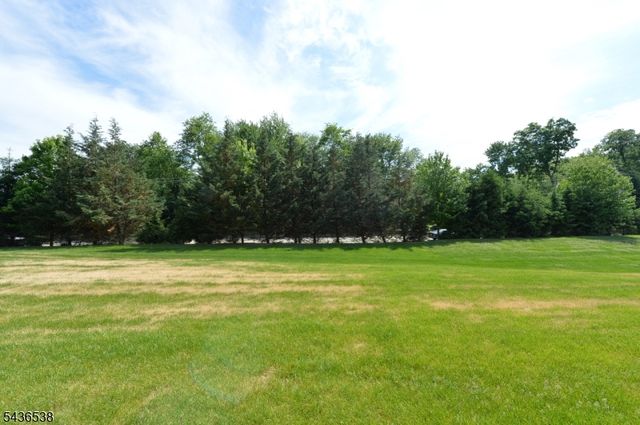 27 Winfield Dr, Woodcliff Lake Boro, NJ 07677