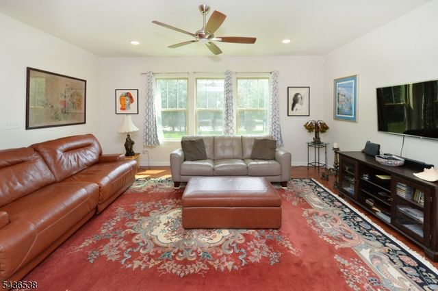 27 Winfield Dr, Woodcliff Lake Boro, NJ 07677
