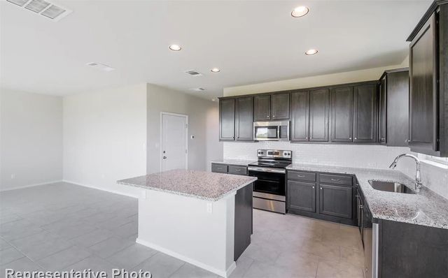 200 Insider LOOP, Elgin, TX 78621