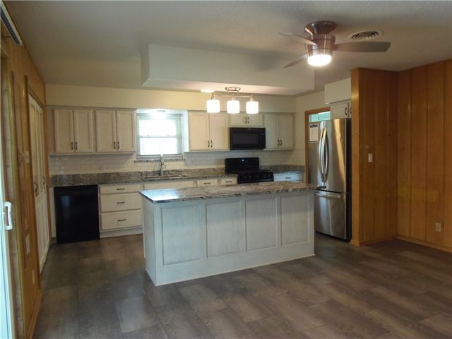 141 Georgia Pl, Portland, TX 78374