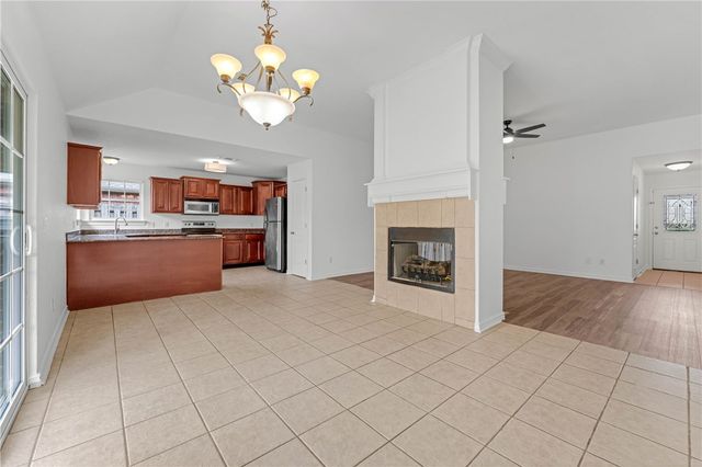 6102 S 39th Street, Rogers, AR 72758