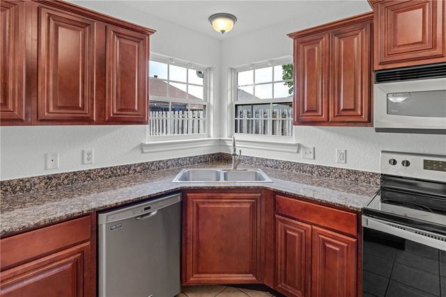 6102 S 39th Street, Rogers, AR 72758