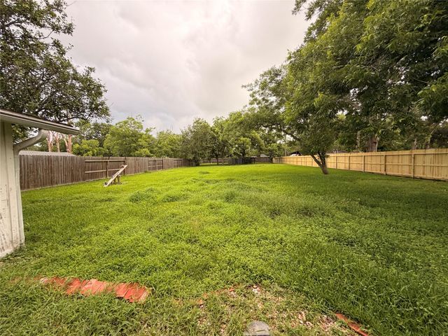 120 Texas Avenue, League City, TX 77573