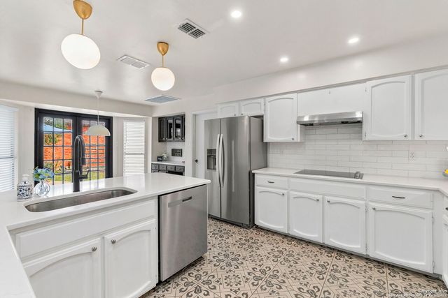 6210 Meadow Grove, Windcrest, TX 78239