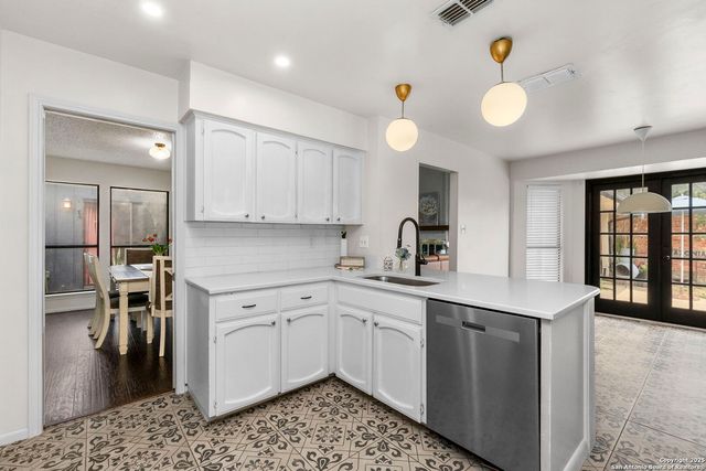 6210 Meadow Grove, Windcrest, TX 78239