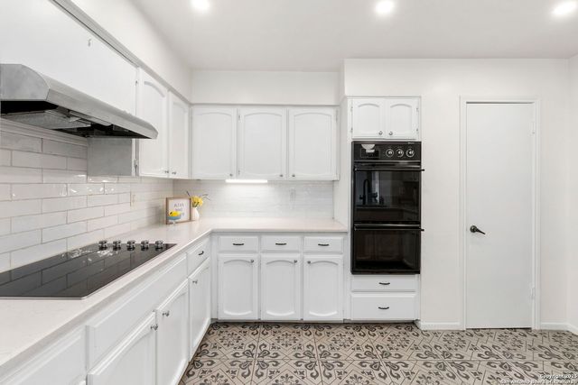 6210 Meadow Grove, Windcrest, TX 78239