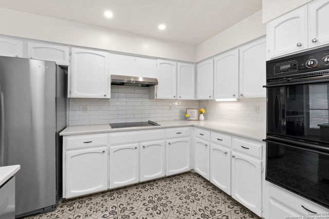 6210 Meadow Grove, Windcrest, TX 78239