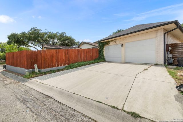 6210 Meadow Grove, Windcrest, TX 78239