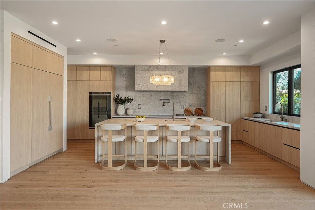 Image 10 of property listing at 15451 Camarillo Street, Sherman Oaks, CA 91403