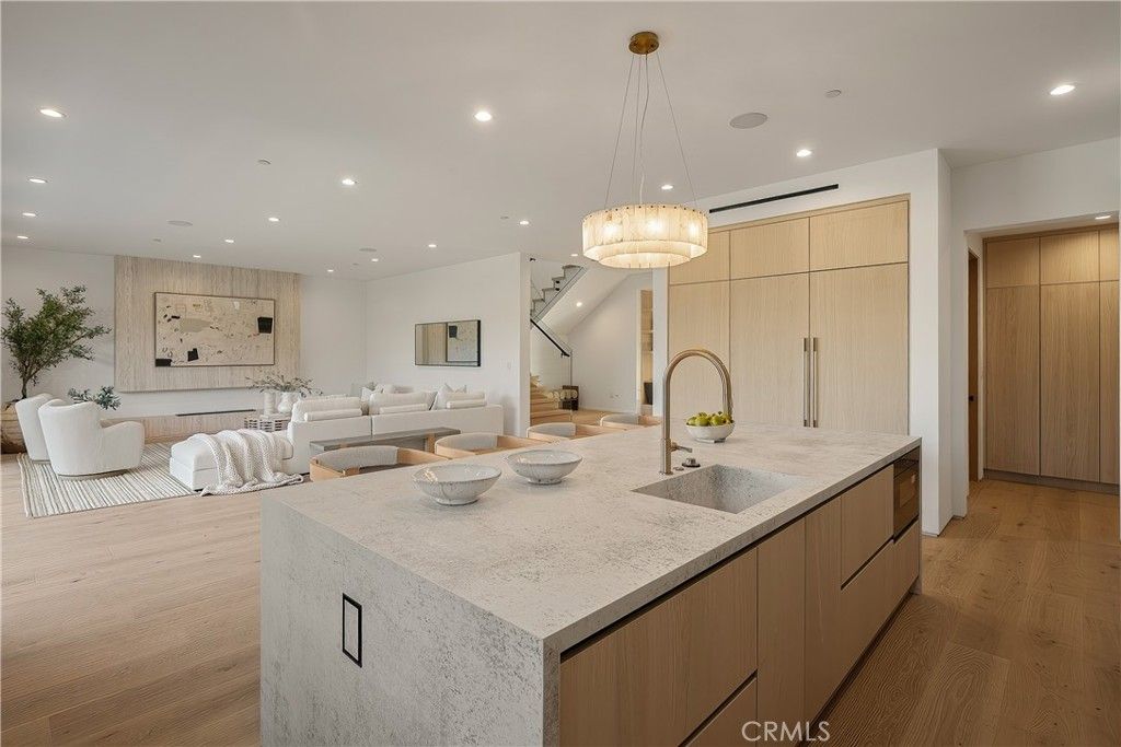 Image 11 of property listing at 15451 Camarillo Street, Sherman Oaks, CA 91403