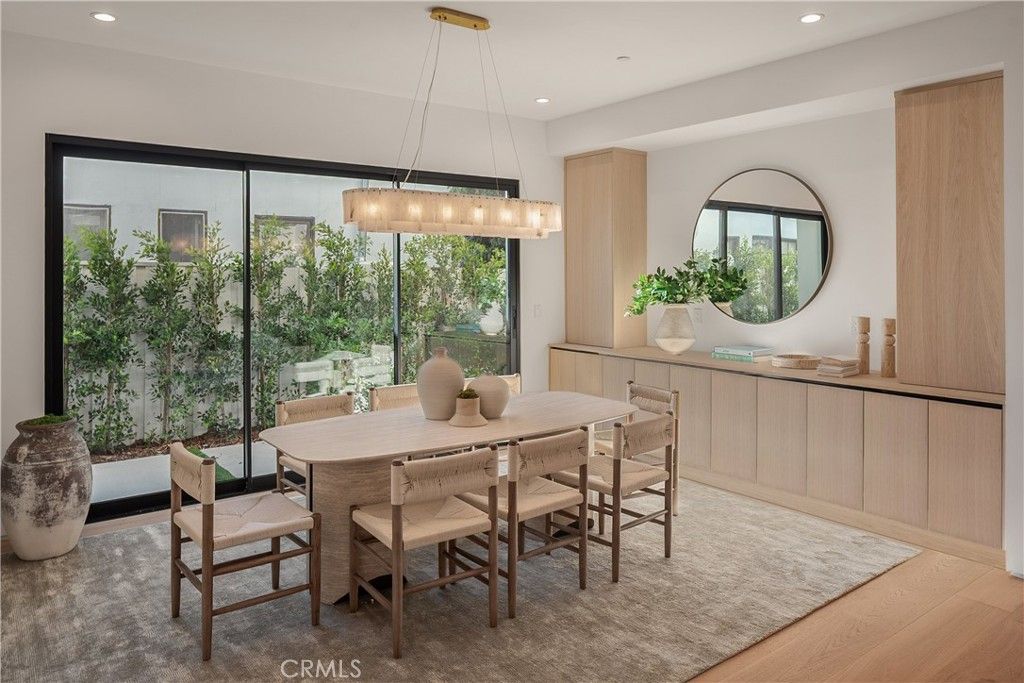 Image 12 of property listing at 15451 Camarillo Street, Sherman Oaks, CA 91403