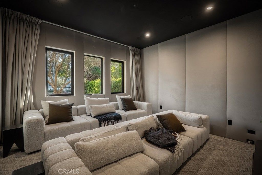 Image 14 of property listing at 15451 Camarillo Street, Sherman Oaks, CA 91403