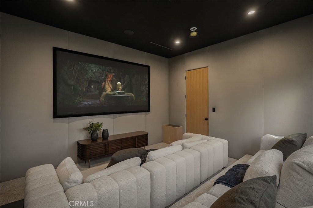 Image 15 of property listing at 15451 Camarillo Street, Sherman Oaks, CA 91403