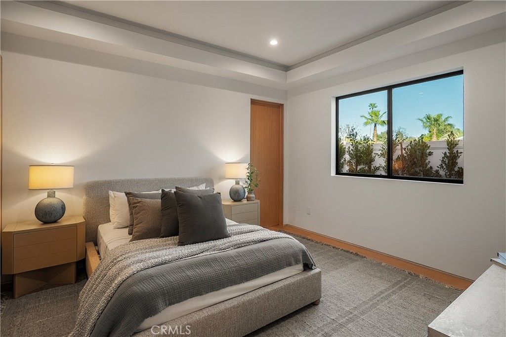 Image 17 of property listing at 15451 Camarillo Street, Sherman Oaks, CA 91403