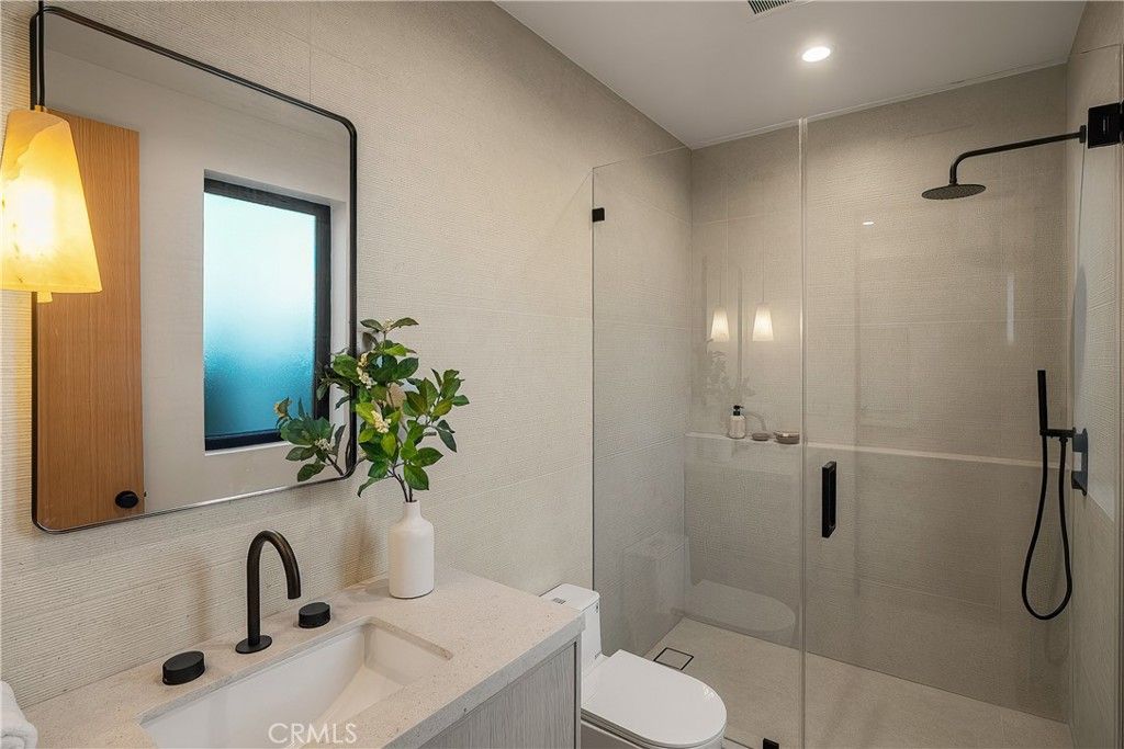 Image 18 of property listing at 15451 Camarillo Street, Sherman Oaks, CA 91403