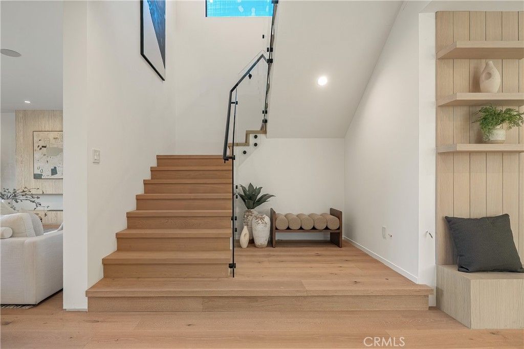 Image 19 of property listing at 15451 Camarillo Street, Sherman Oaks, CA 91403