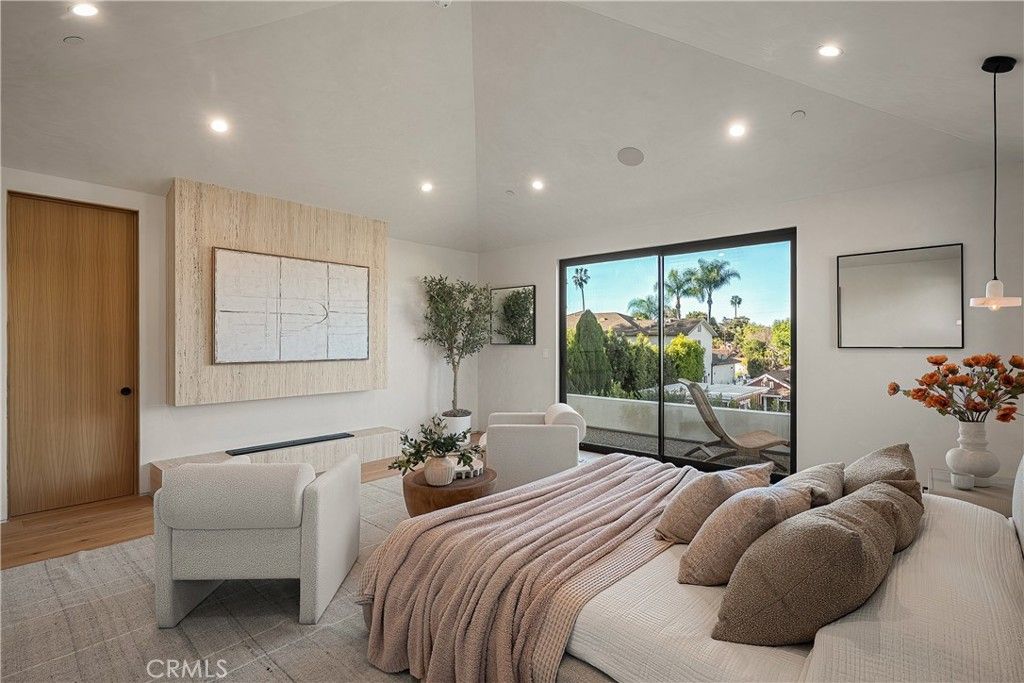 Image 20 of property listing at 15451 Camarillo Street, Sherman Oaks, CA 91403