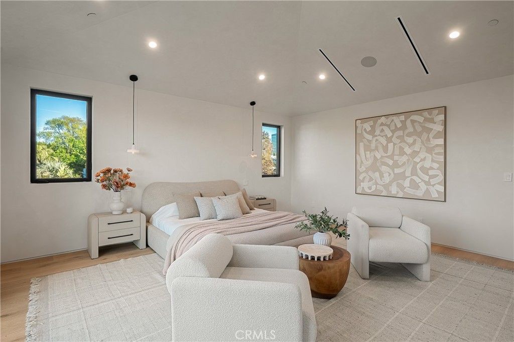Image 21 of property listing at 15451 Camarillo Street, Sherman Oaks, CA 91403