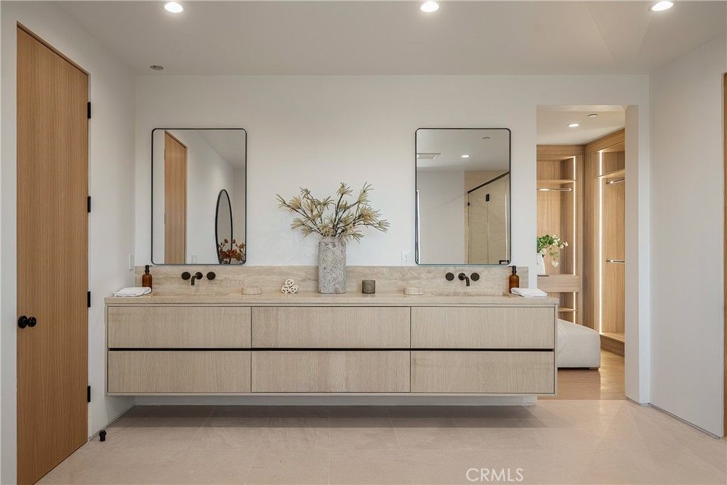 Image 23 of property listing at 15451 Camarillo Street, Sherman Oaks, CA 91403