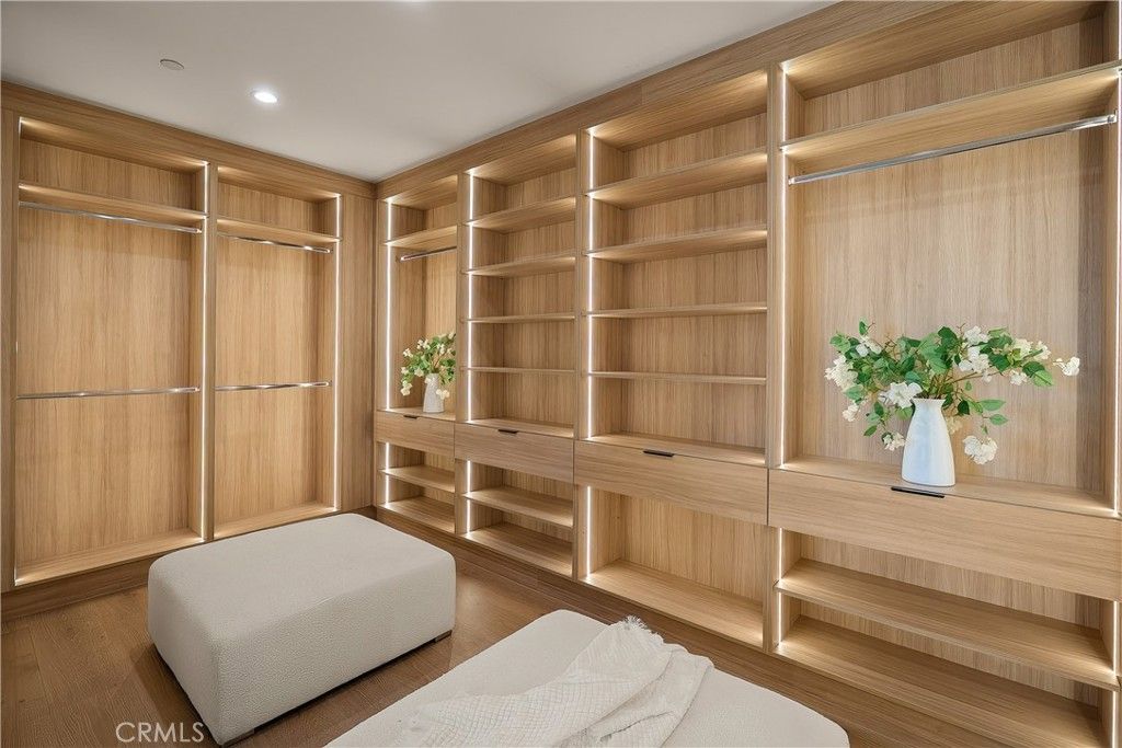Image 24 of property listing at 15451 Camarillo Street, Sherman Oaks, CA 91403