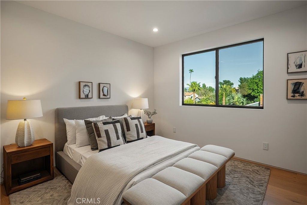 Image 25 of property listing at 15451 Camarillo Street, Sherman Oaks, CA 91403