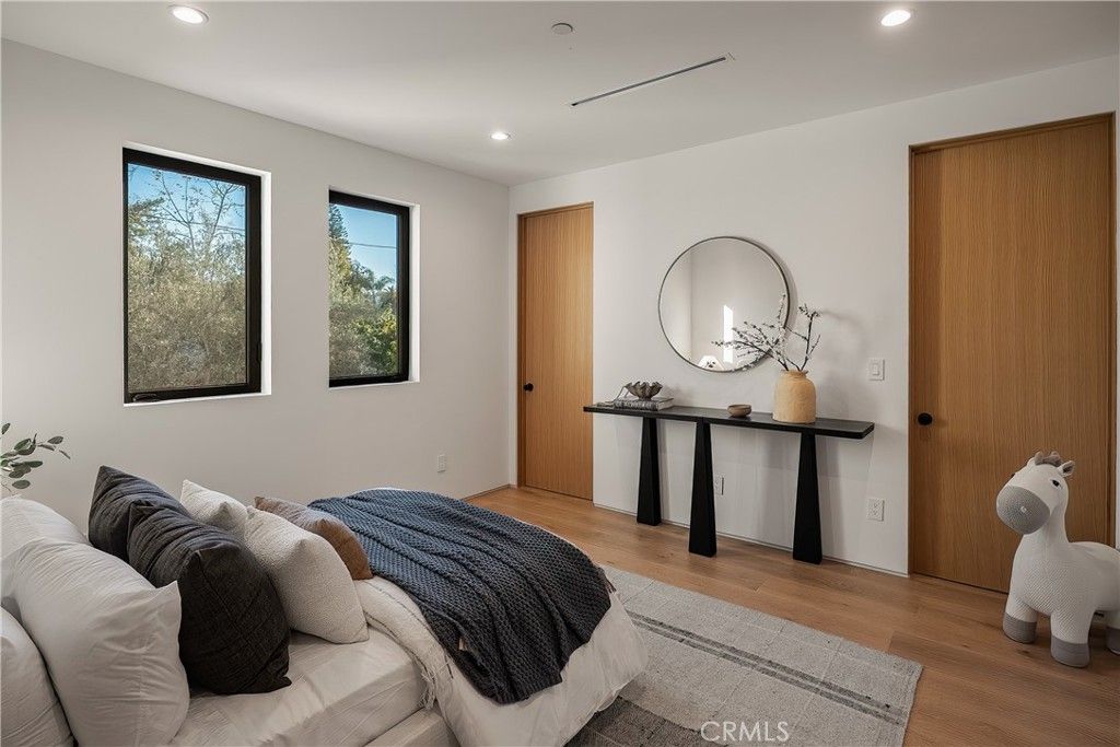 Image 27 of property listing at 15451 Camarillo Street, Sherman Oaks, CA 91403
