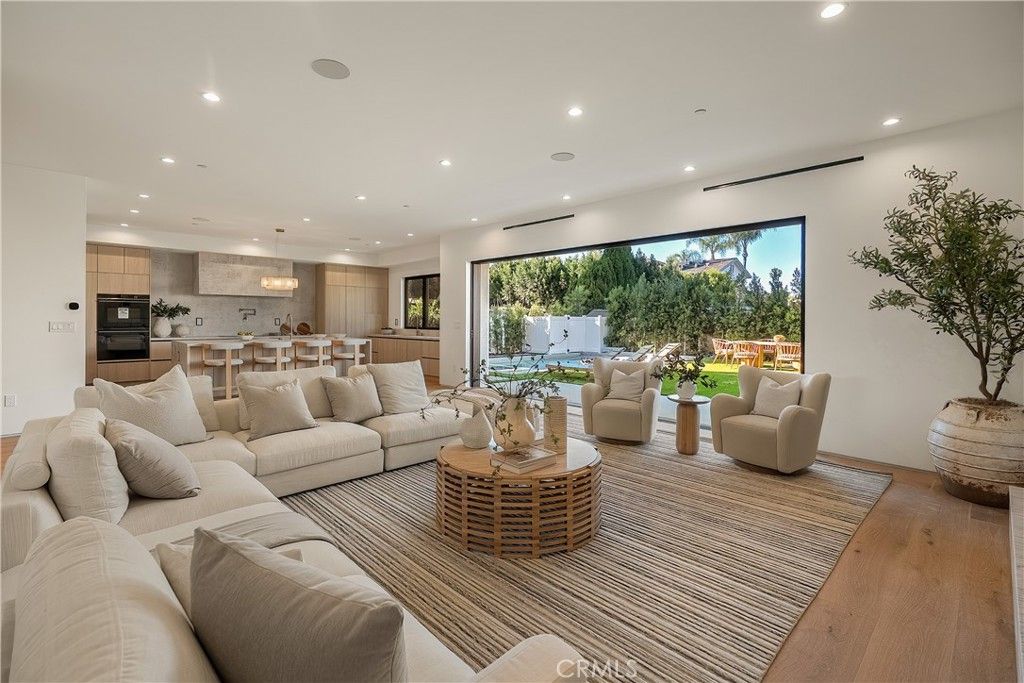 Image 3 of property listing at 15451 Camarillo Street, Sherman Oaks, CA 91403