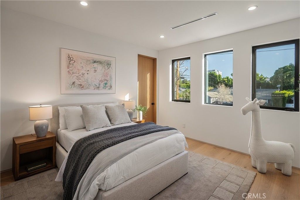 Image 30 of property listing at 15451 Camarillo Street, Sherman Oaks, CA 91403