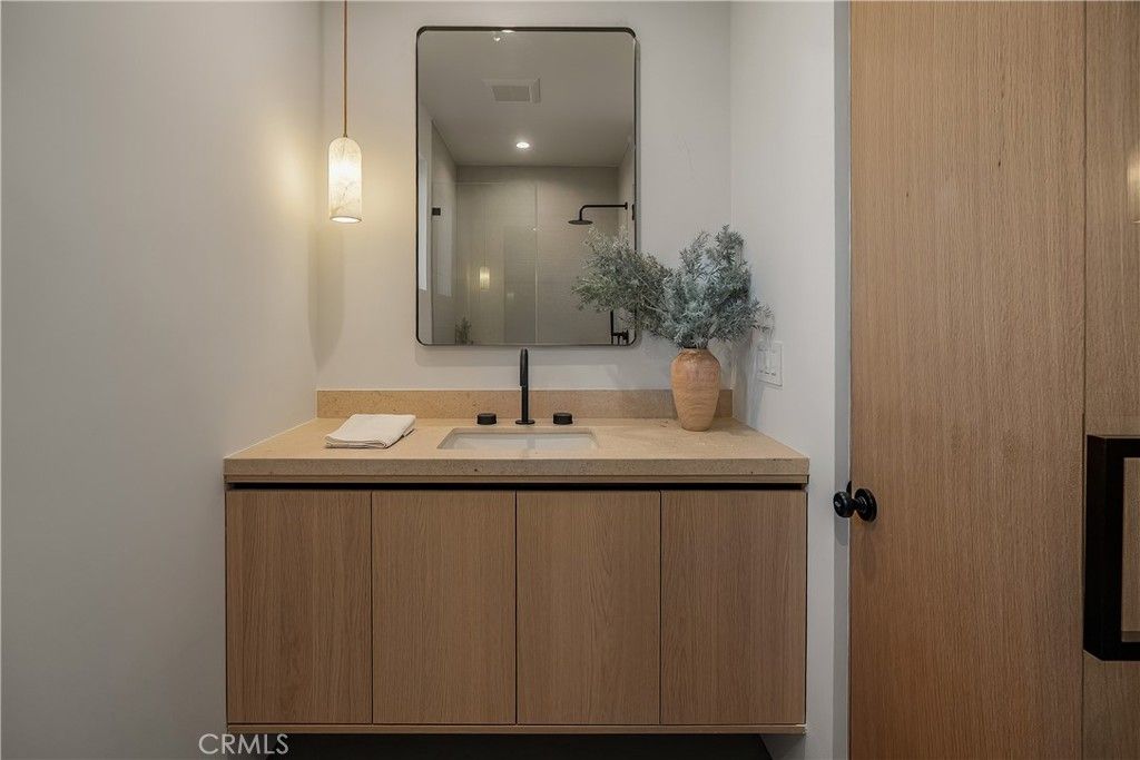Image 31 of property listing at 15451 Camarillo Street, Sherman Oaks, CA 91403
