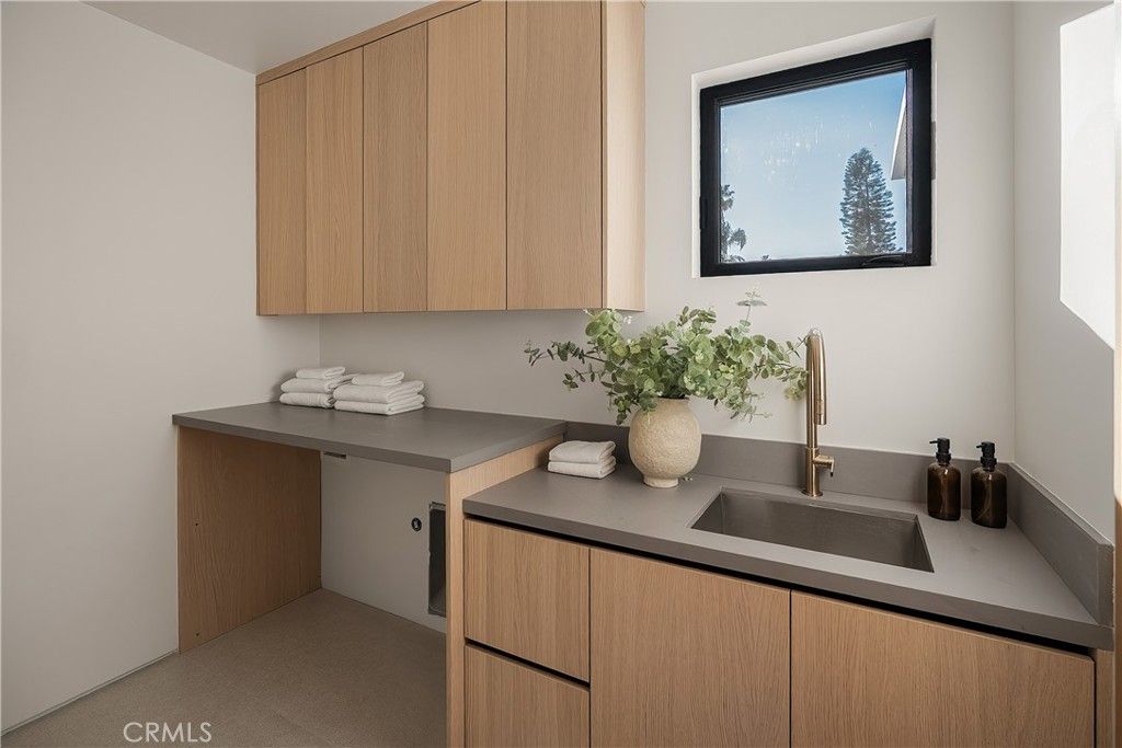 Image 32 of property listing at 15451 Camarillo Street, Sherman Oaks, CA 91403