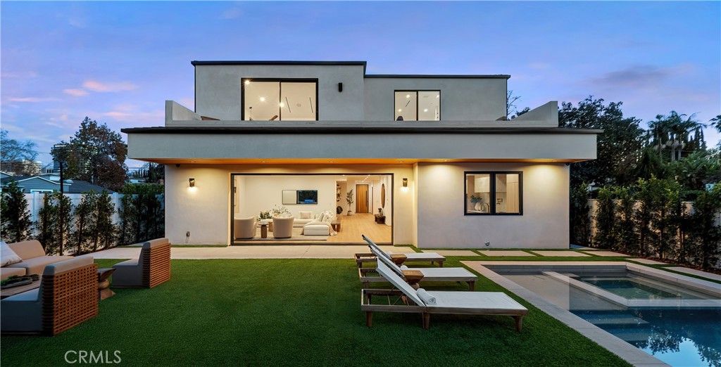 Image 34 of property listing at 15451 Camarillo Street, Sherman Oaks, CA 91403