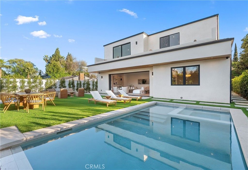 Image 35 of property listing at 15451 Camarillo Street, Sherman Oaks, CA 91403