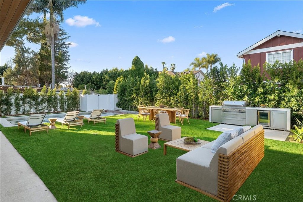 Image 36 of property listing at 15451 Camarillo Street, Sherman Oaks, CA 91403