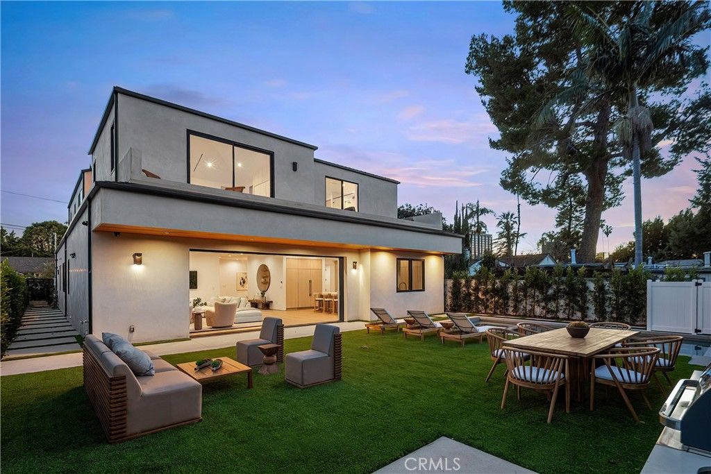 Image 37 of property listing at 15451 Camarillo Street, Sherman Oaks, CA 91403