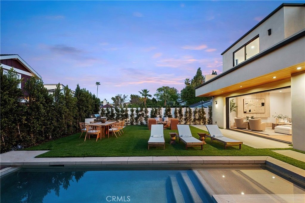 Image 38 of property listing at 15451 Camarillo Street, Sherman Oaks, CA 91403