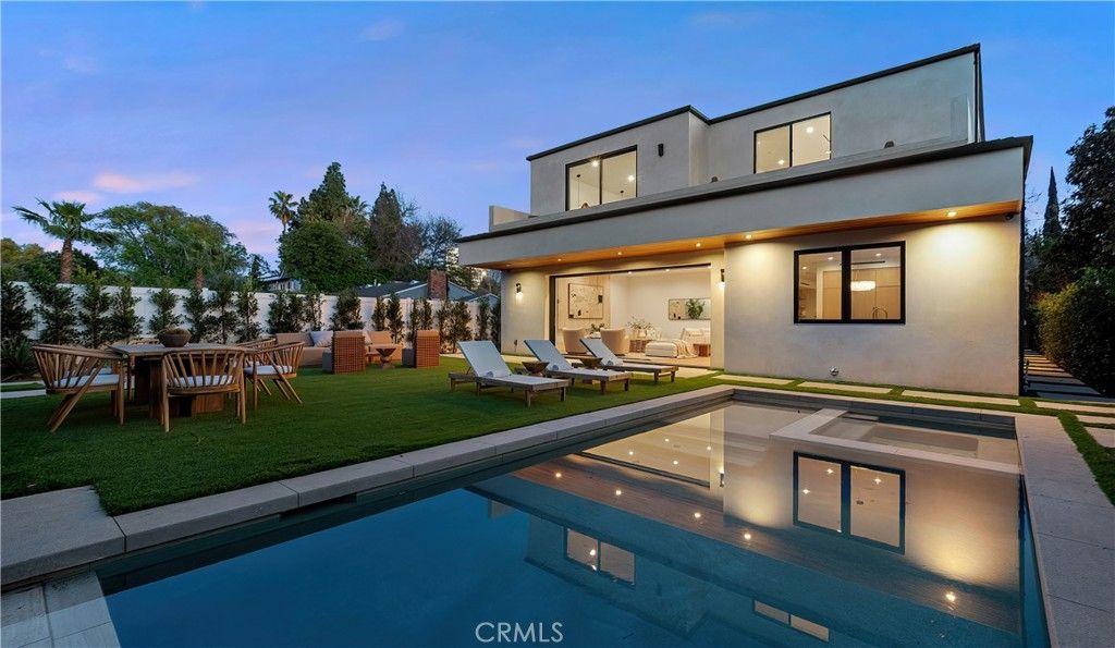 Image 4 of property listing at 15451 Camarillo Street, Sherman Oaks, CA 91403