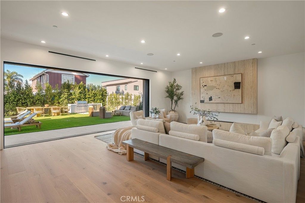 Image 5 of property listing at 15451 Camarillo Street, Sherman Oaks, CA 91403